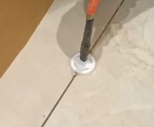 迎泽瓷砖空鼓维修公司专业解答瓷砖在铺贴过程中，如果没有涂抹均匀到位的粘结材料（如水泥砂浆或瓷砖胶），可能会导致以下问题