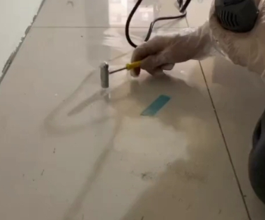 迎泽瓷砖开裂维修公司专业分享瓷砖在铺贴前如果没有沥干水分，将会导致以下问题