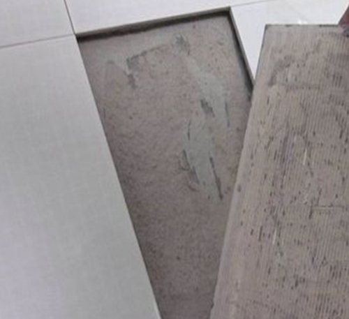 迎泽瓷砖空鼓维修公司分享瓷砖铺贴时如果打浆（即涂抹在瓷砖背面和基层上的砂浆或瓷砖胶）过少，会带来以下问题